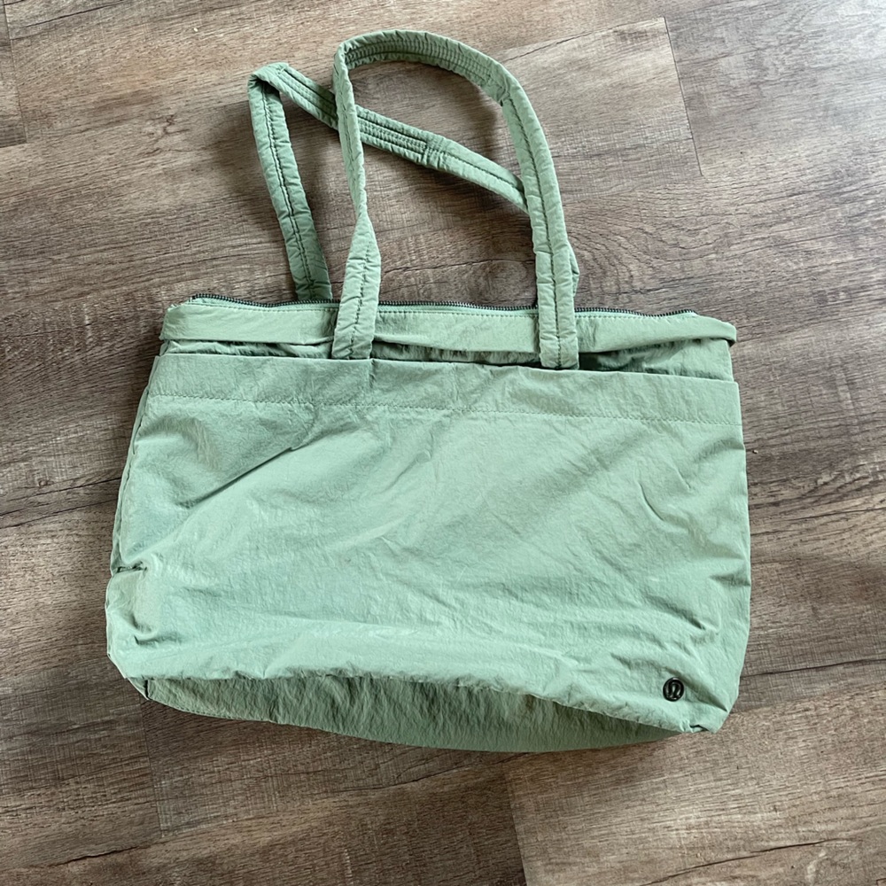 Lululemon on my level 15L tote
